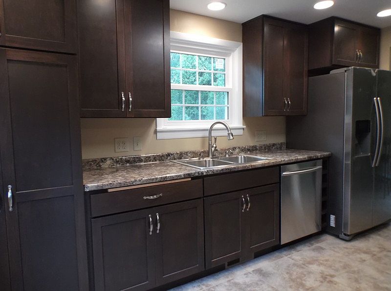 12' x 14'
						:
						Custom built cabinets. Recessed lighting.