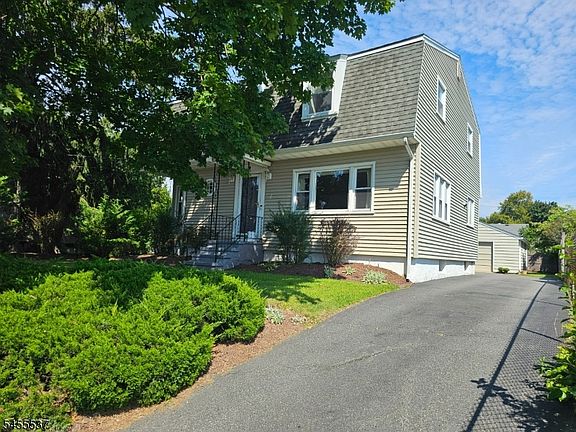 2nd image of 121 W Hanover Ave