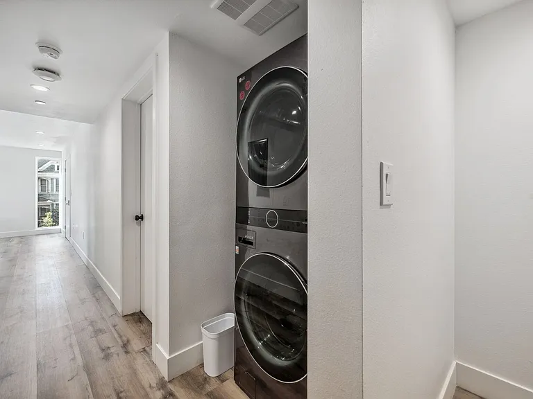 MH 1252 W 37th St — Photo 29