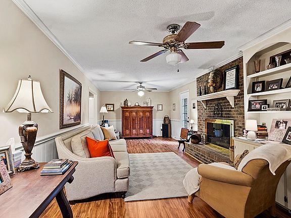 2nd image of 208 Kenilworth Dr