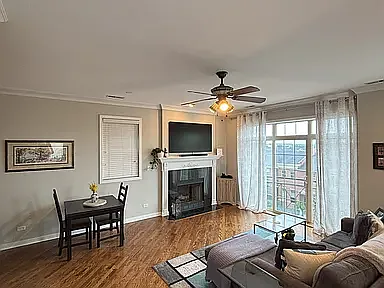 Living / Dining Room - 2623 W Belmont Ave #4