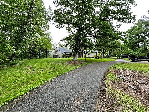 Driveway to the house