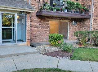 5327 Waterbury Dr APT 401, Crestwood, IL