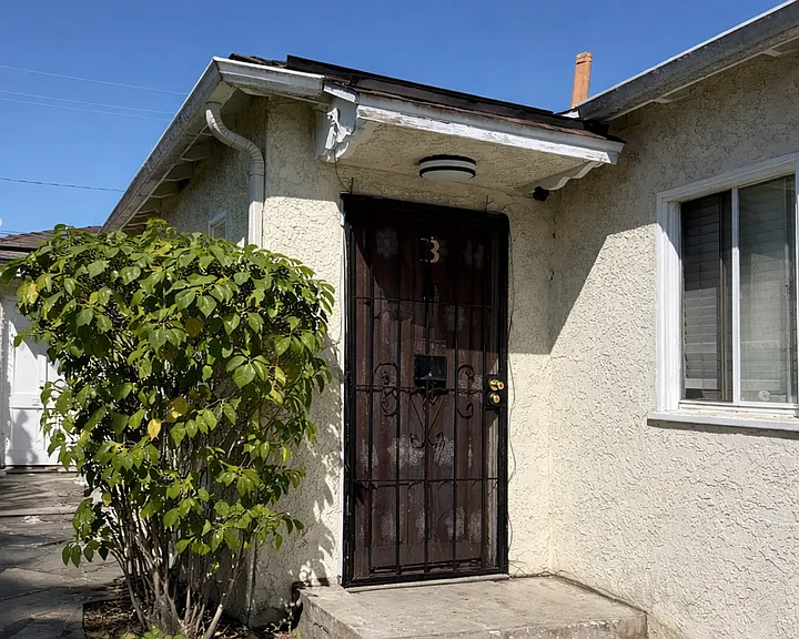 225 W Robert Ave — Photo 2