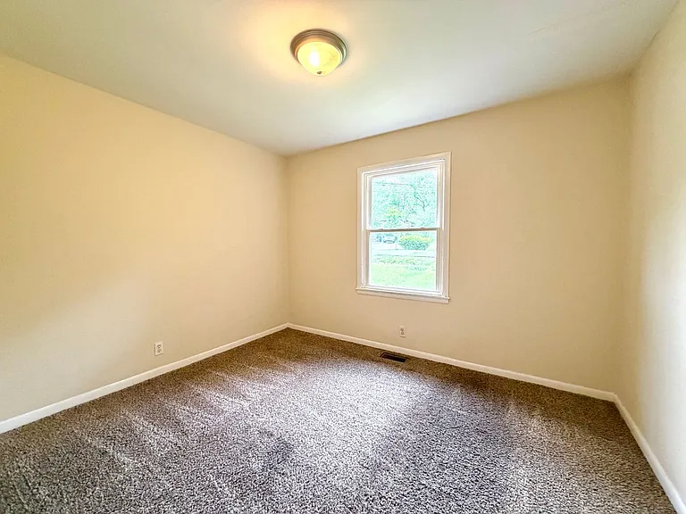 221 Mills Dr — Photo 6