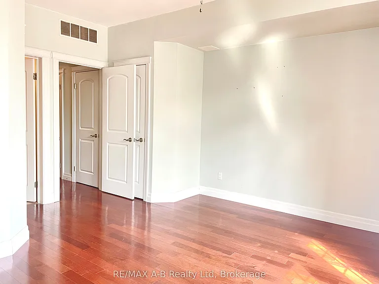 555 King St E #204 — Photo 10