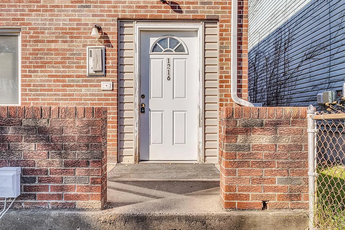 1216 Vine St #2 photo 1