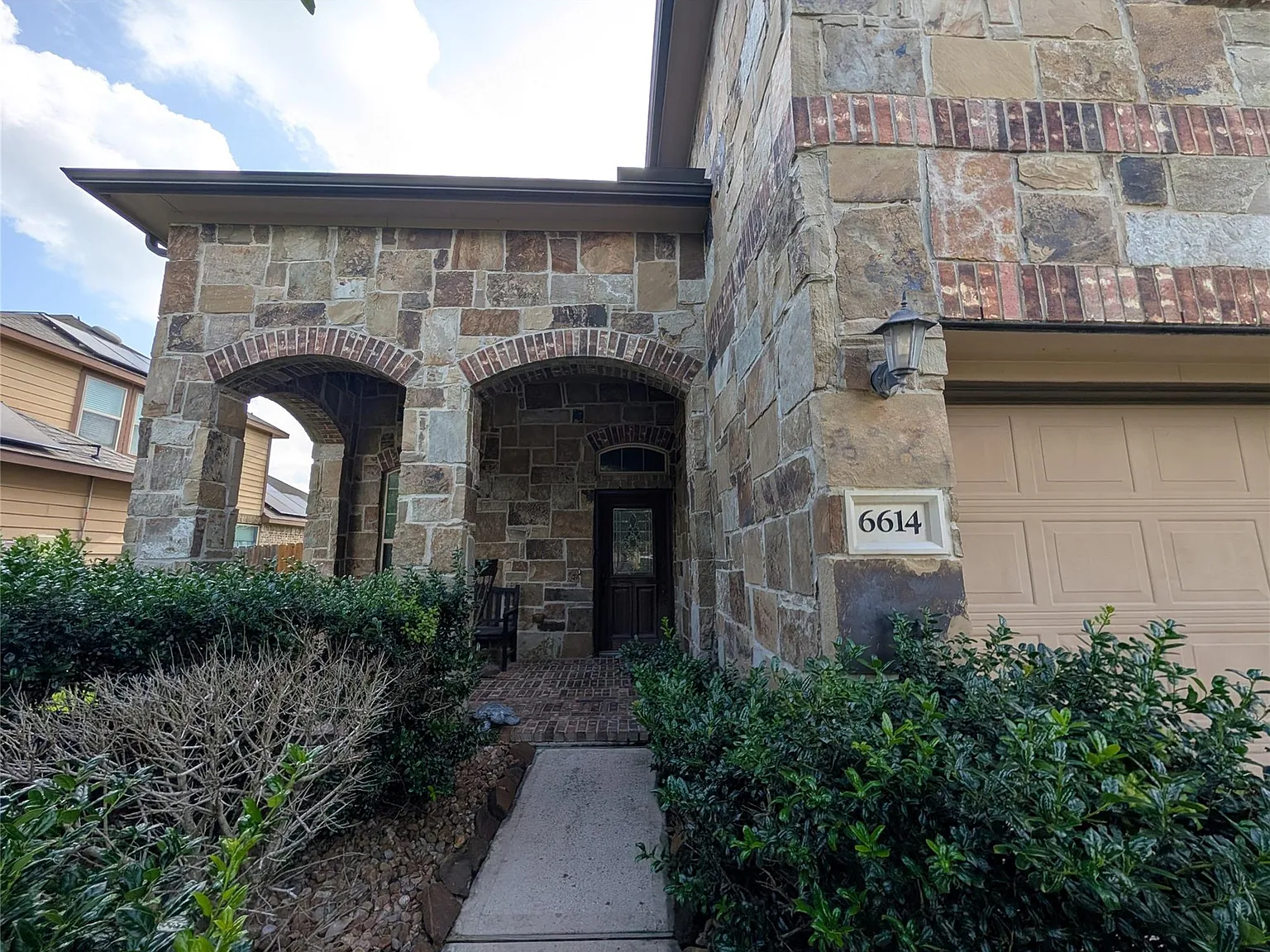 4 bed, 2.5 bath, 2680 sqft, $2,400 — Photo 2