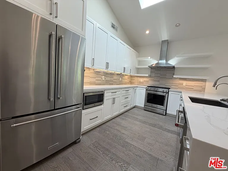 15122 Morrison St — Photo 36