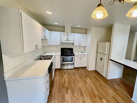 2nd image of 423 NE 160th Ave APT 8