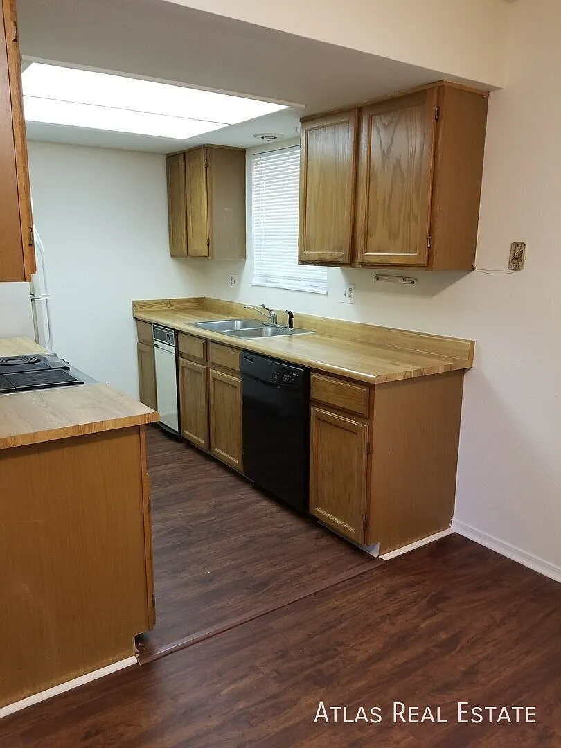 Lovely Condo nestled in the foothills of the Colorado Springs West Side. — Photo 3