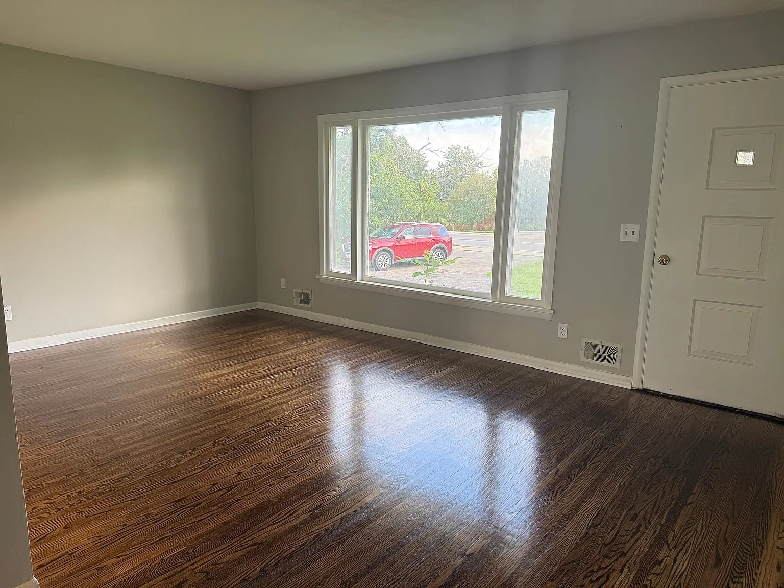 3 bed, 1340 sqft, $2,400 — Photo 2