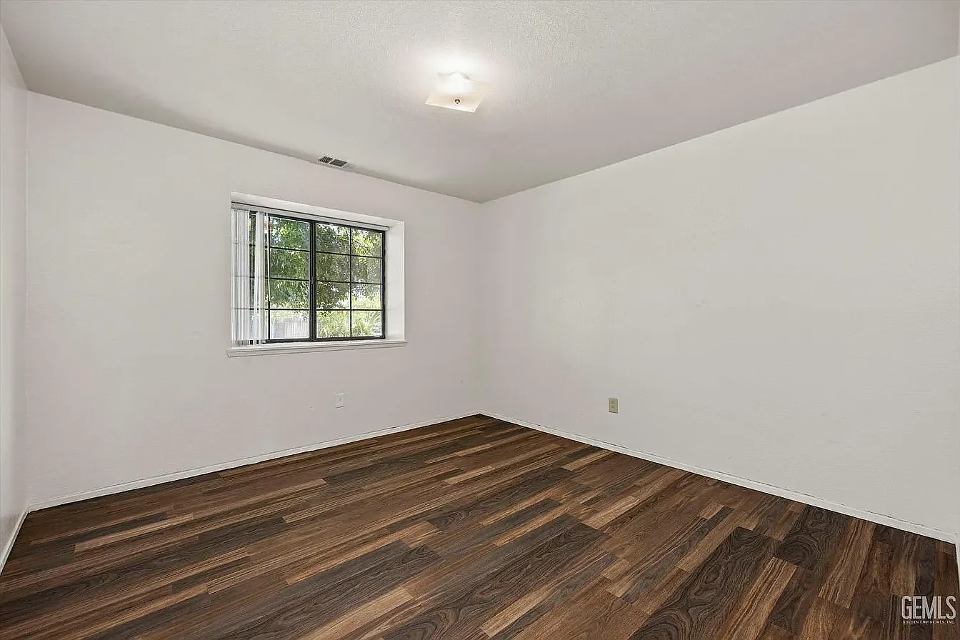3 bed, 1046 sqft, $700 — Photo 2