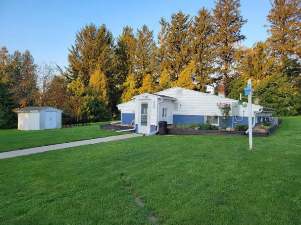 615 Grace St, Gladbrook, IA 50635