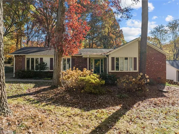 118 Village Ln, Greensboro, NC 27409
