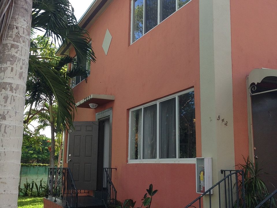 Exterior 2nd floor apartment