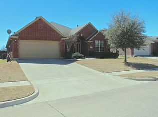 827 Ridgecrest Rd, Grand Prairie, TX 75052