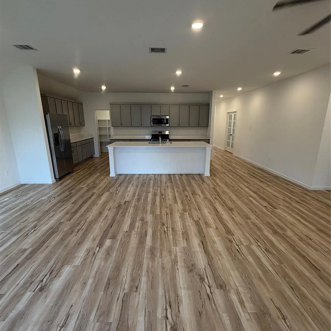 4 bed, 3.0 bath, 2388 sqft, $2,600 — Photo 4