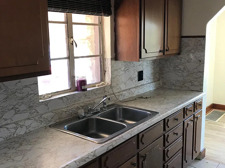 807 Potomac Ave — Photo 5