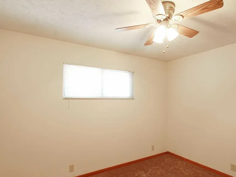 Kingston Court Apartments — Photo 11