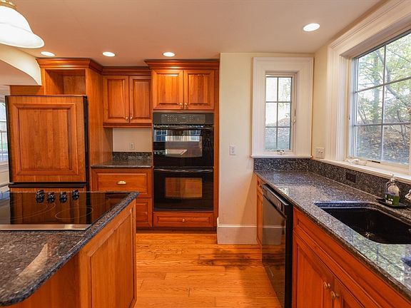 5th image of 129 Summer St