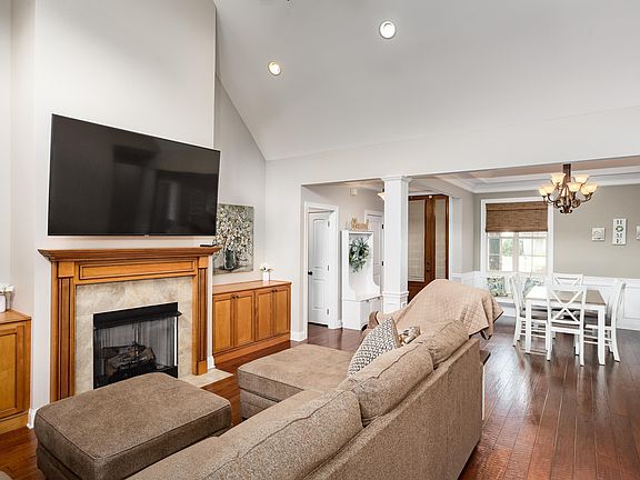5th image of 989 Garrett Ln
