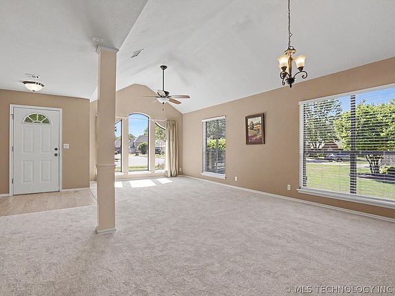 5th image of 208 S Poplar Ave