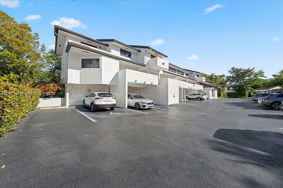 Gables South Condo — Photo 1