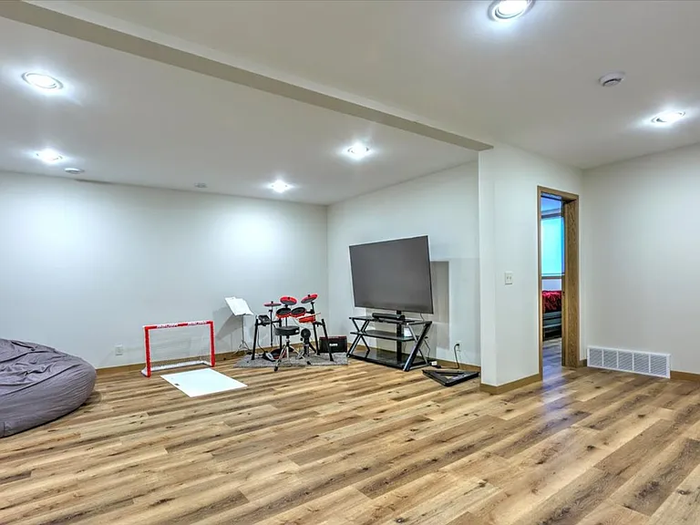 2115 3rd St E — Photo 18