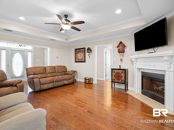 2nd image of 192 San Sabaston St