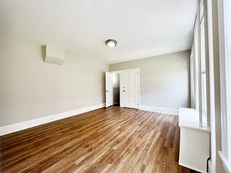 130 E Chestnut St — Photo 27