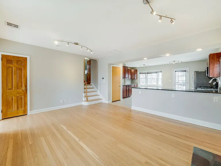981 Johnson Pl — Photo 4