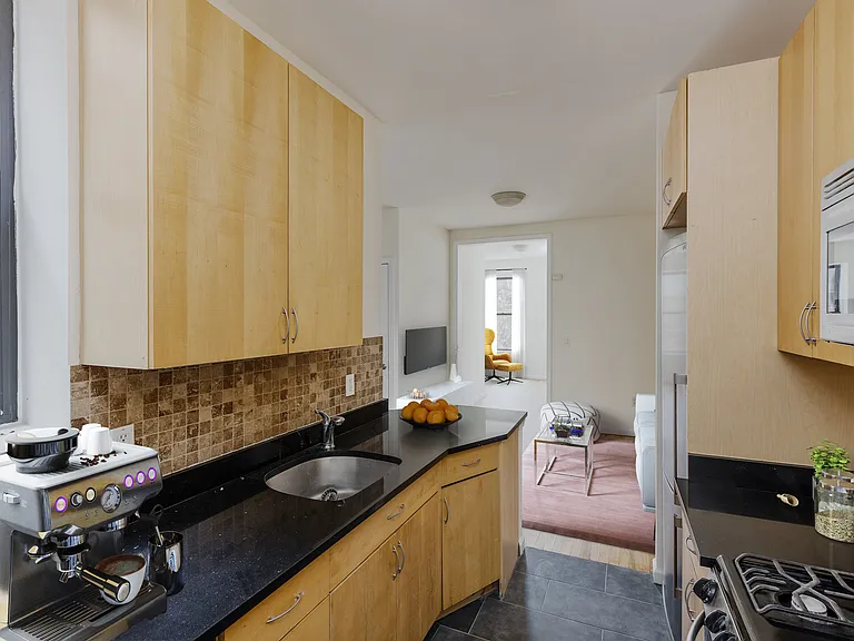 18 1st Ave #7 — Photo 4