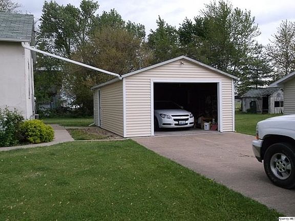 Home for Sale in Bowen, IL $64,500