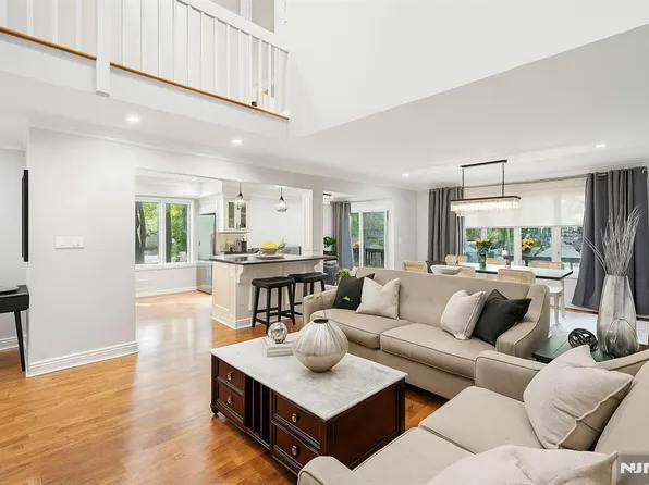 93 Frost Ln, Mahwah, NJ 07430