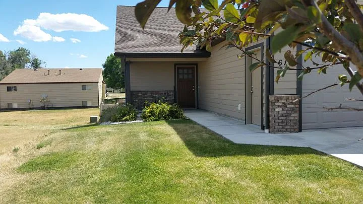4 bed, 2.5 bath, 2106 sqft, $1,950 — Photo 1
