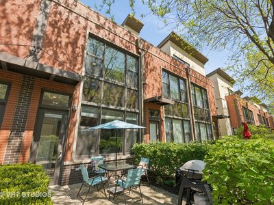 947 N Howe St, Chicago, IL, 60610