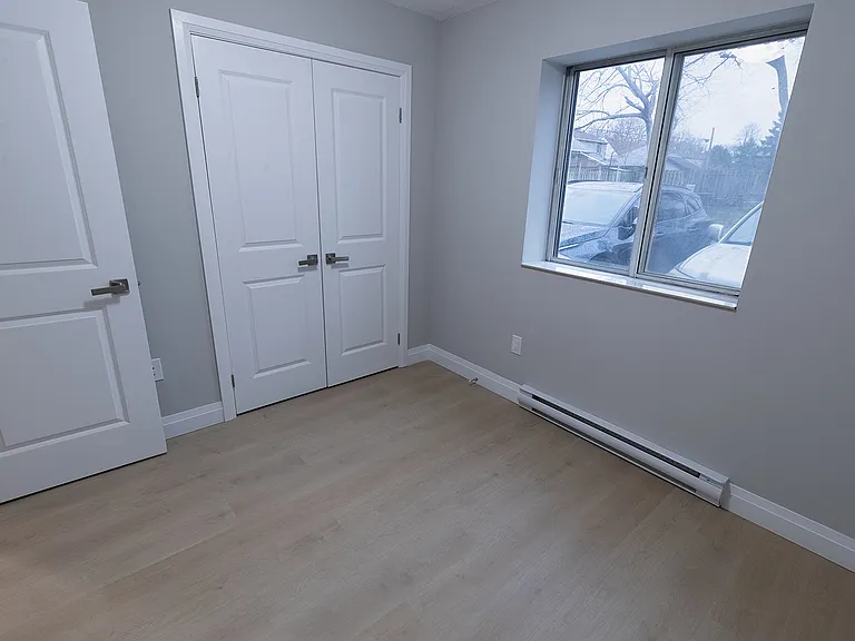 349 Queenston St — Photo 35