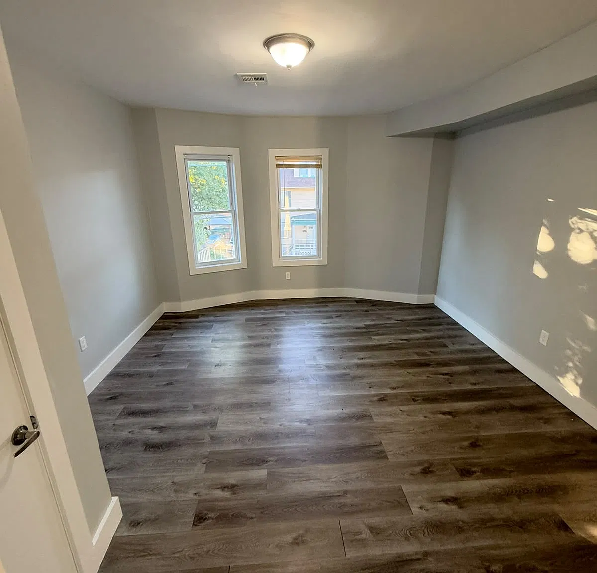 5 bed, 2000 sqft, $2,889 — Photo 3