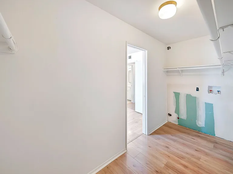 1614 E Chevy Chase Dr — Photo 17