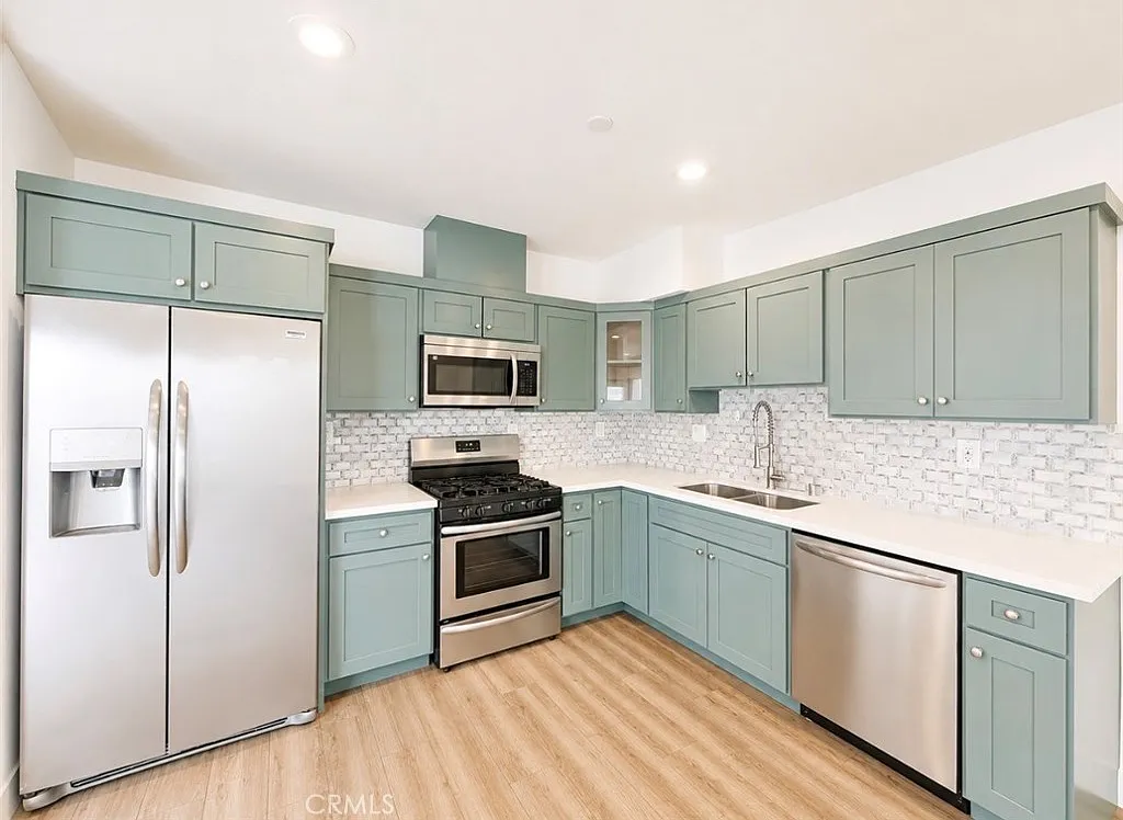 4 bed, 4.5 bath, 1931 sqft, $4,400 — Photo 1