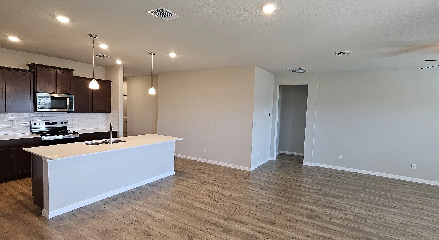 4 bed, 2.5 bath, 1951 sqft, $2,375 — Photo 4
