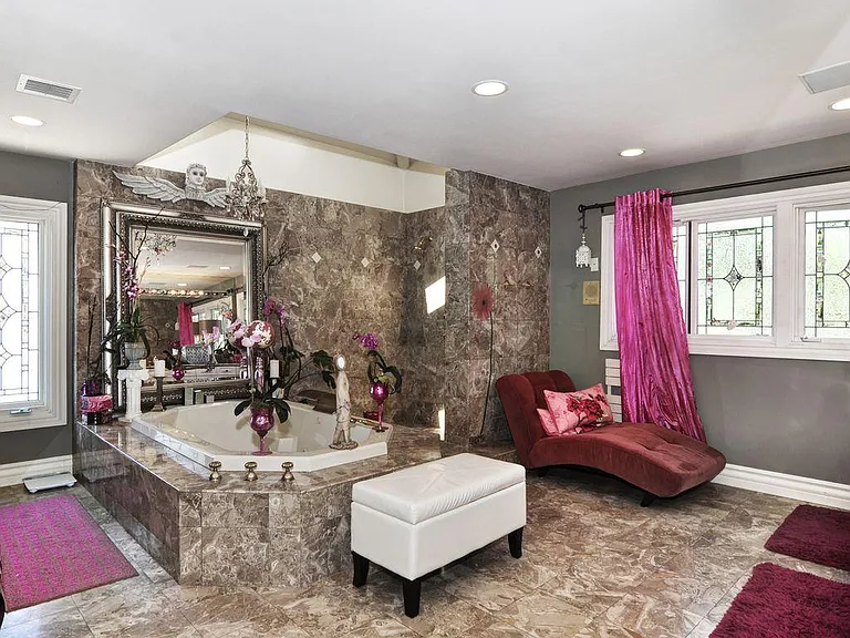 Master sweet bathroom with jetted tub two two showers 2 sink