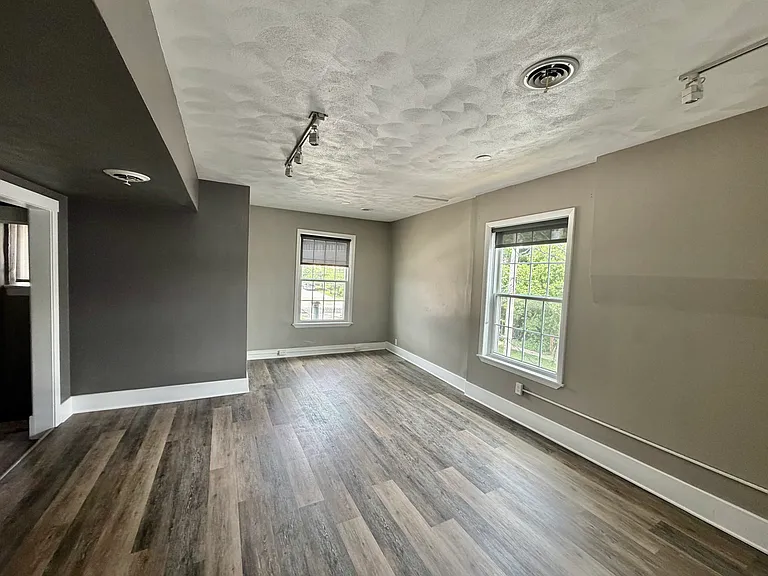 1030 Mound St — Photo 12