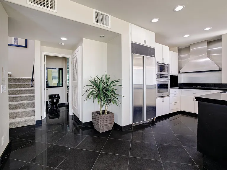 2911 Ocean Front Walk — Photo 10