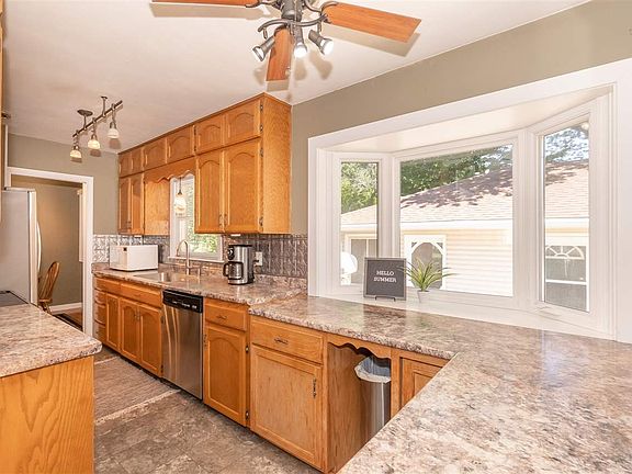 5th image of 2030 Fairview Dr