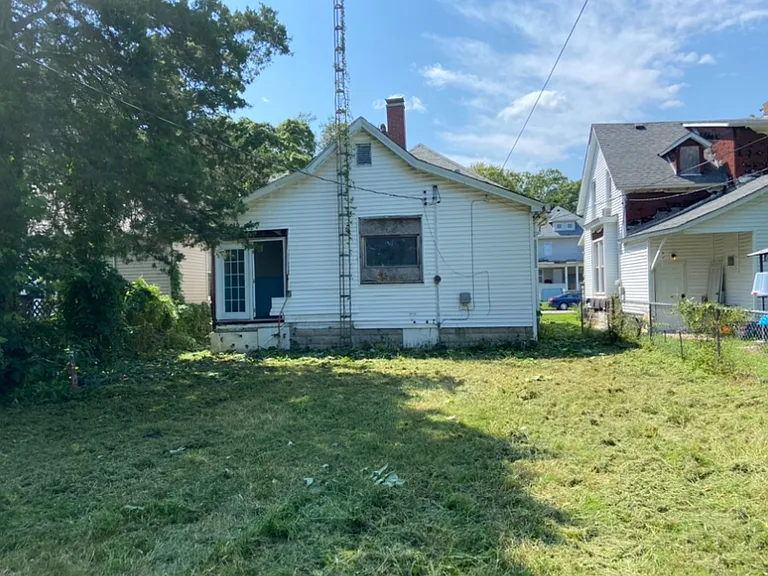 115 N Cherry St — Photo 3
