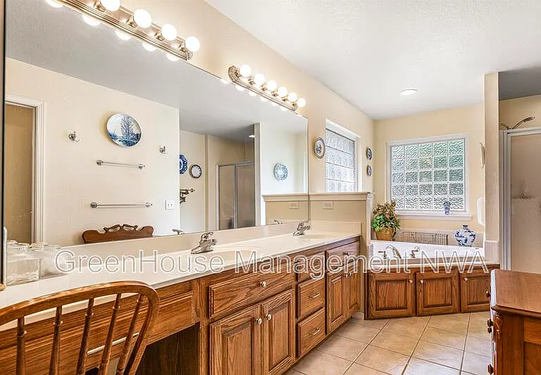 28 Latshaw Dr — Photo 12