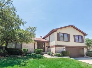 2610 N Raleigh St, Arlington Heights, IL 60004