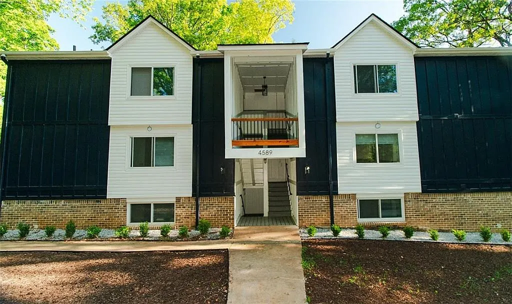 3 bed, 2.0 bath, 950 sqft, $1,895 — Photo 1